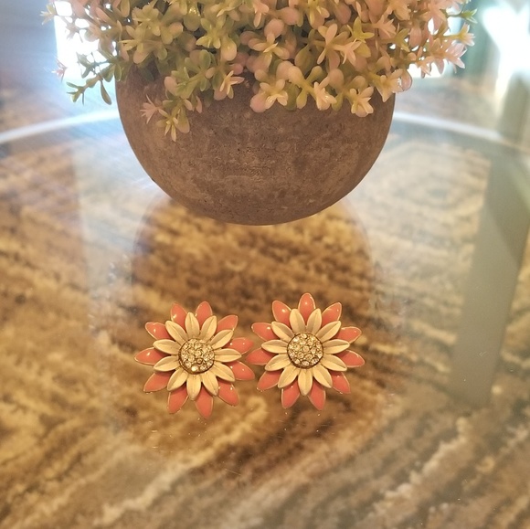 Women floral design pink and silver studs - Picture 3 of 4